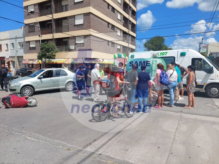 Motociclista herido tras ser embestido por un auto