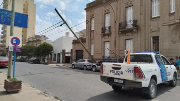 Cayó un poste de luz en pleno centro