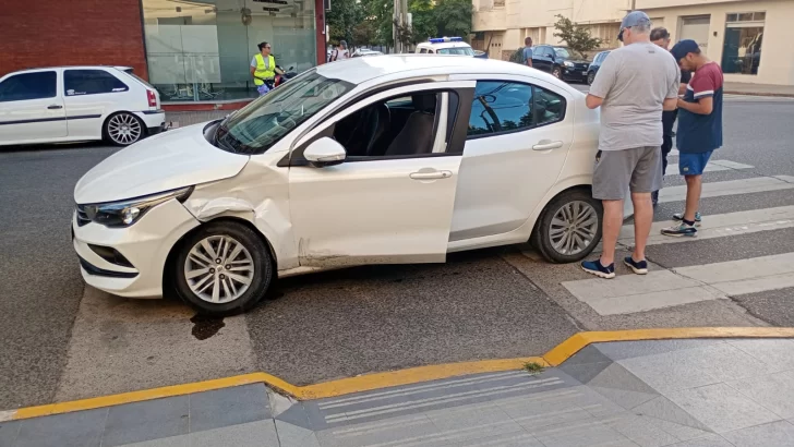 Pasó el semáforo en rojo y se chocó a un remisero