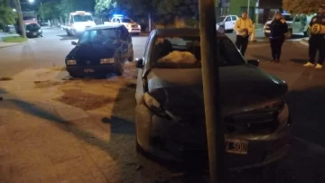 Fuerte choque en 40 y 71: un auto terminó contra una columna