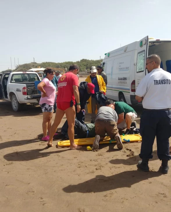 Un turista cayó de la caja de una camioneta mientras recorría la playa