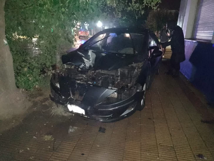 Chocaron un auto estacionado, abandonaron su vehículo y se fugaron corriendo