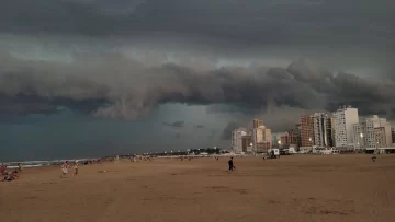 Hasta último momento en la playa pese a las advertencias