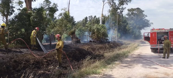 Temporal en La Dulce: se incendió un campo y se voló el techo de un garaje