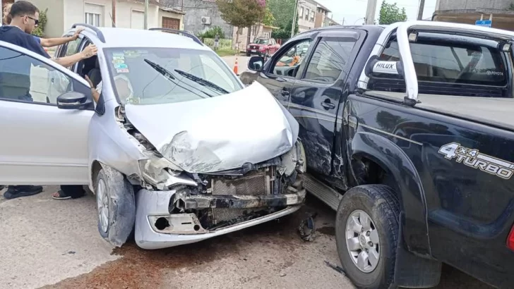 Fuerte choque en entre auto y camioneta