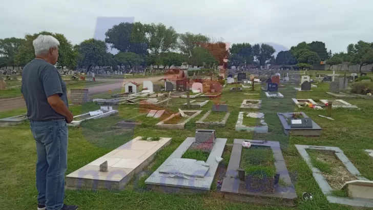 Destrozaron decenas de tumbas y el paredón del cementerio municipal