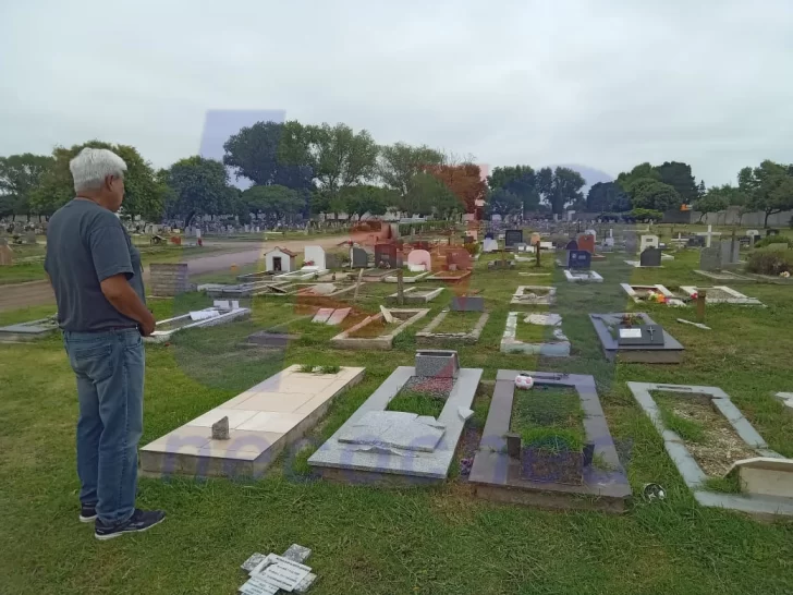 Destrozaron decenas de tumbas y el paredón del cementerio municipal