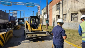 Ejecutaron labores de limpieza en el ingreso de camiones a Puerto Quequén