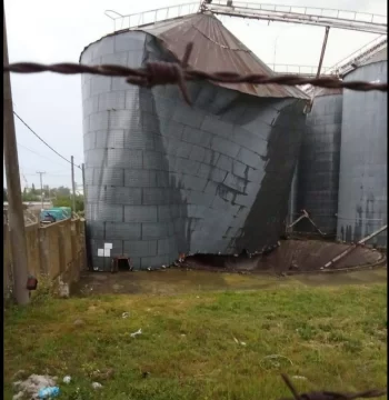 El viento superó los 100 Km y arrancó por completo un silo de una cerealera