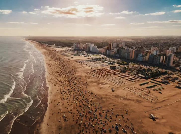 Necochea en La Nación: “El balneario con 64 kilómetros de playa que fue un boom en los 80”