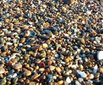 Las piedritas de la playa de Quequén que maravillan a los turistas