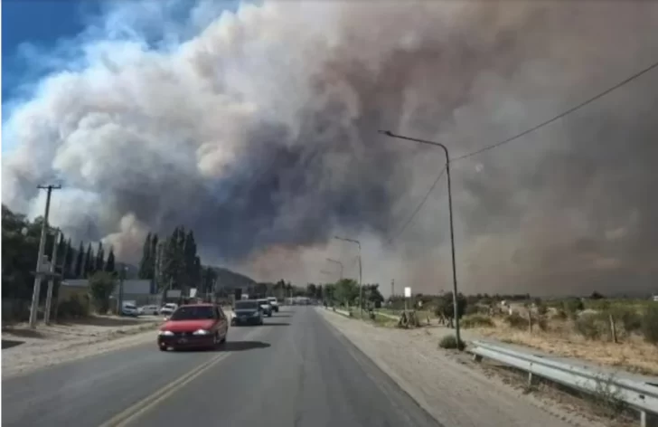 Se descontroló el incendio en El Bolsón y ordenaron una evacuación de urgencia