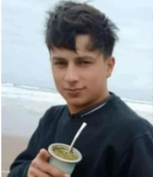 Sigue sin aparecer el joven que se llevó el mar