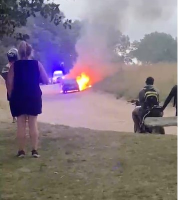 Se incendió un auto en la ribera del río Quequén