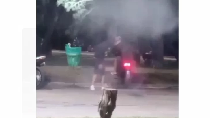 Maniobras peligrosas con las motos en medio de la plazoleta entre los niños jugando