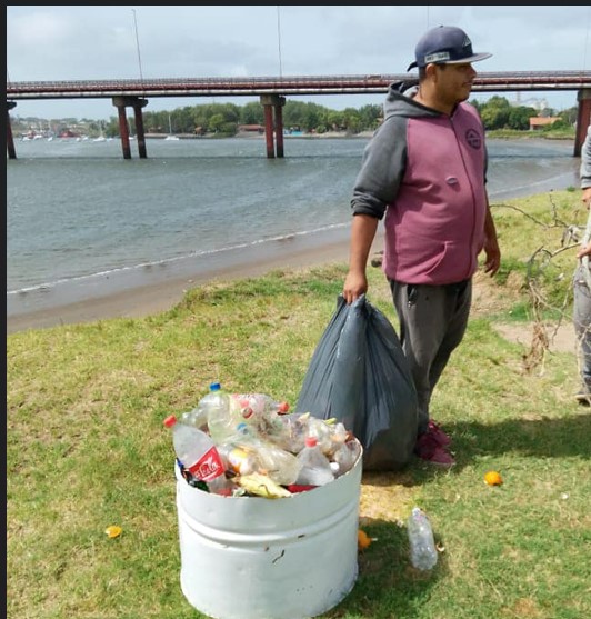 Gran cantidad de basura en la ribera del río Quequén