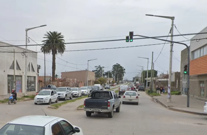 La policía interceptó un auto donde llevaban a un hombre amenazándolo con un cuchillo