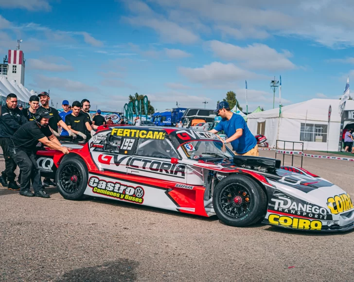 Castro superó la rotura del motor del sábado y se llevó un buen 12° puesto de Viedma