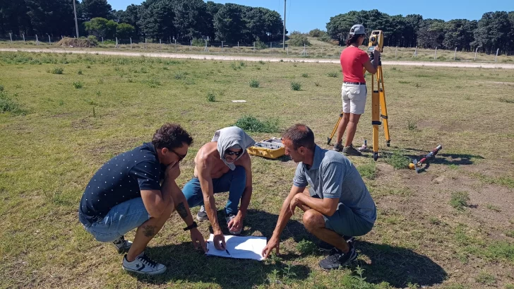 Tareas de medición en la Pista de Atletismo para su correspondiente nivelación