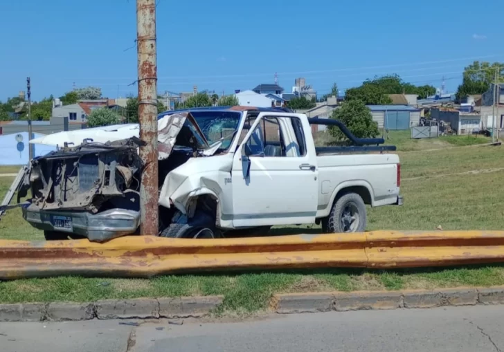 Chocó contra una columna cerca de un puente