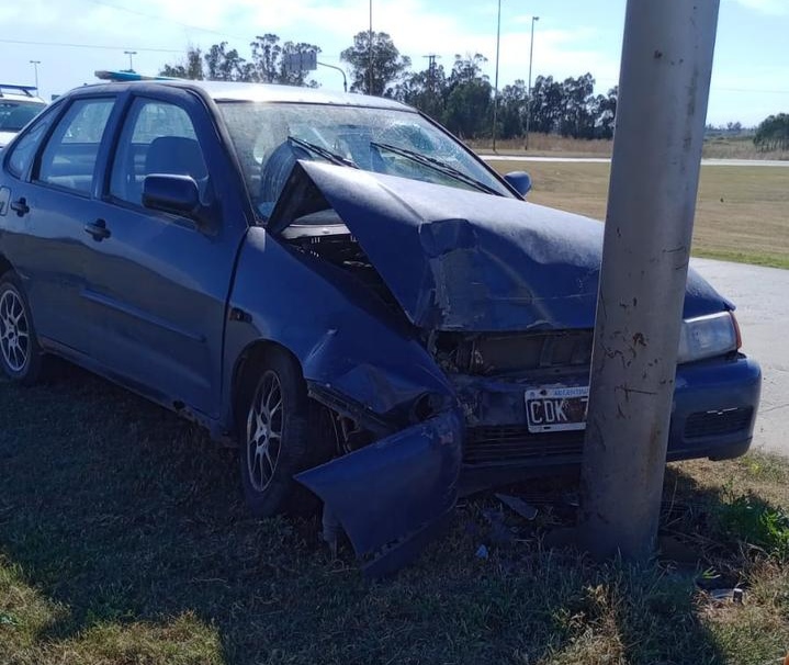 Alcoholizado, choca su auto contra una columna