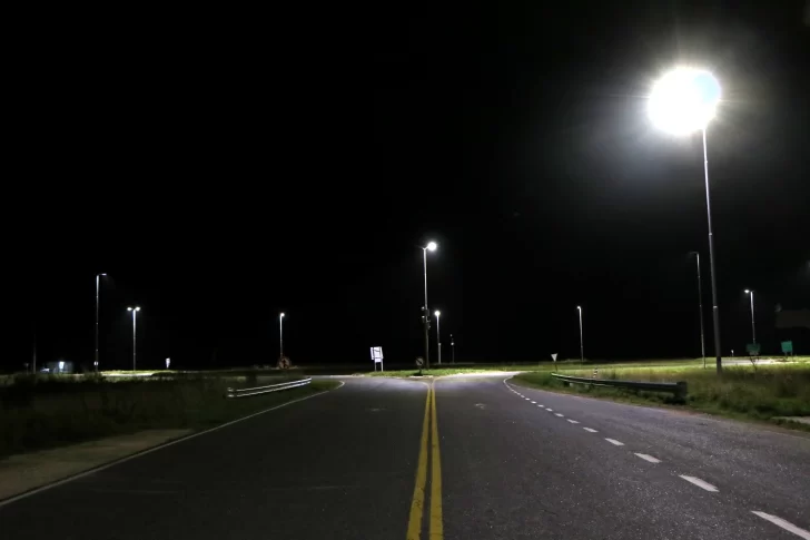 Iluminaron la rotonda de rutas 228 y 75
