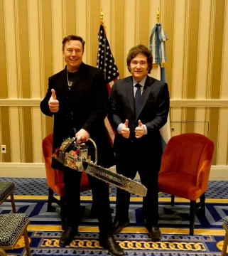 Video: Javier Milei se encontró con Elon Musk en Washington y le regaló una motosierra