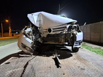 Alcoholizado, chocó el auto contra una columna 