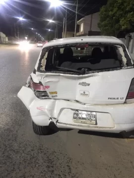 Pierde el control de una camioneta e impacta contra un auto estacionado