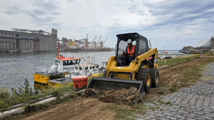 Realizan trabajos de limpieza y mantenimiento en Puerto Quequén