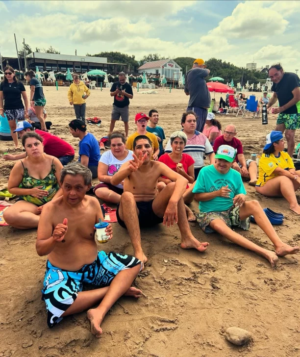 Divertido encuentro en la playa para personas con discapacidad