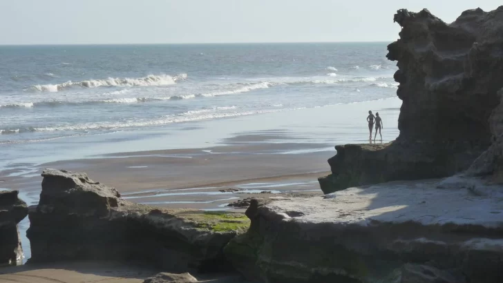 Una pareja cayó con su camioneta de un barranco en la zona de Punta Florida