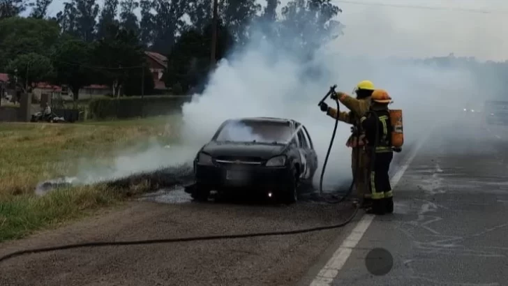 Se prendió fuego un taxi en ruta 226 y quedó consumido por las llamas