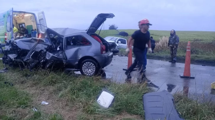 Una persona quedó atrapada en su auto tras chocar con una camioneta