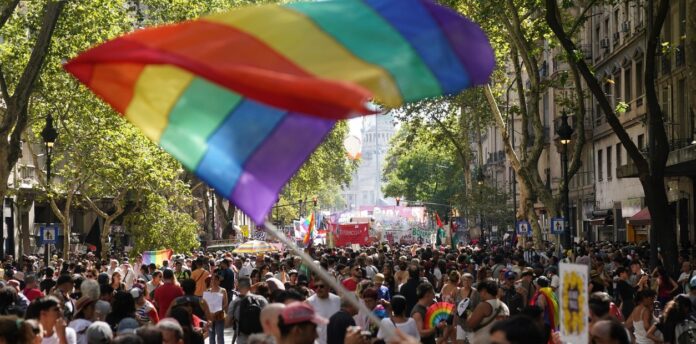 Fue masiva, plural y extendida a todo el país la joranda “anti fascista” encabezada por el colectivo LGBTQ+