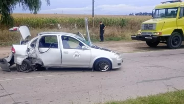 Remisera chocó poste de luz en la ruta 88 y quedó atrapada en el auto