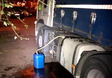 Robó 20 litros de gasoil de un camión estacionado pero lo atrapó la policía