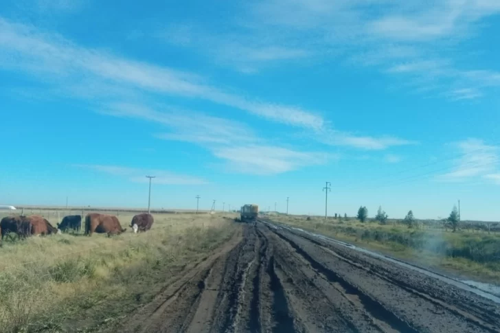 Multarán a los vehículos pesados que transite por caminos rurales tras la lluvia