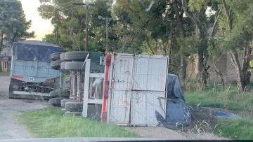 Camión volcó su acoplado al bajar a la colectora de Ruta 228