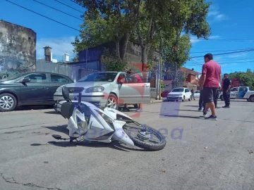 Motociclista hospitalizada tras choque en 55 y 54