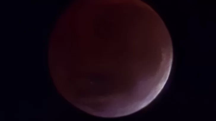 Siguen llegando fotos del fenómeno de la Luna de Sangre en Necochea