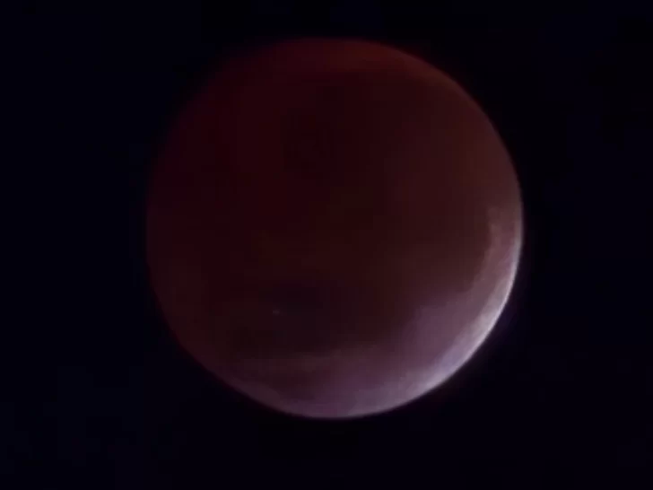 Siguen llegando fotos del fenómeno de la Luna de Sangre en Necochea