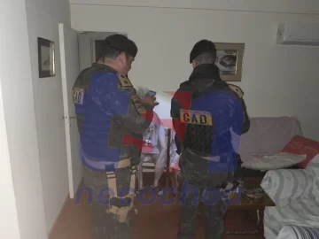 Efectivos del GAD Necochea lograron rescatar a una abuela atrapada en una vivienda de Bahía Blanca