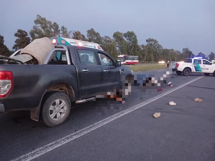 Ruta 2: viajaban cuatro en una moto, chocaron, los atropellaron y murieron