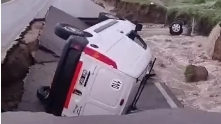Imágenes dramáticas: cedió el asfalto en la Circunvalación por las fuertes lluvias
