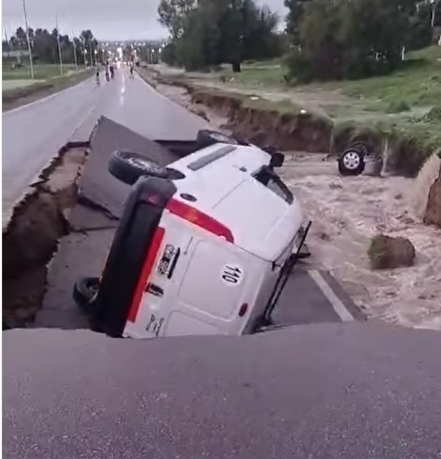 Imágenes dramáticas: cedió el asfalto en la Circunvalación por las fuertes lluvias