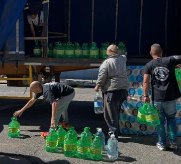 Partió desde Necochea el primer camión repleto de donaciones para Bahía Blanca