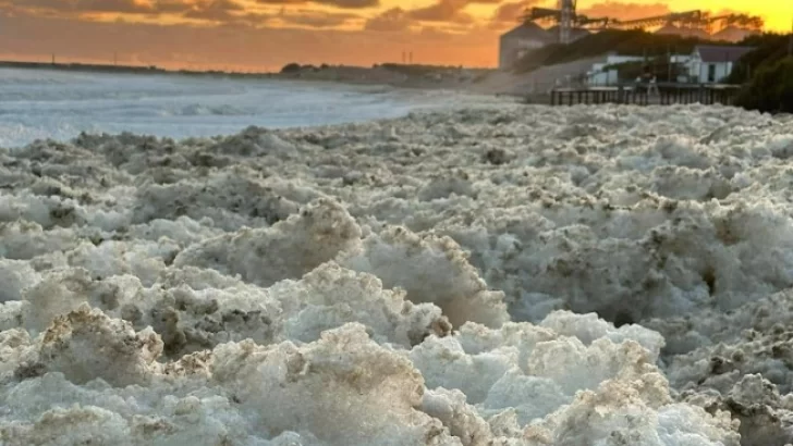 Un colchón de espuma cubrió la playa de Quequén