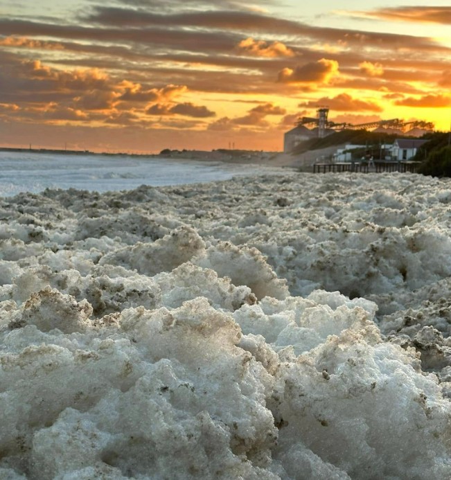 Un colchón de espuma cubrió la playa de Quequén