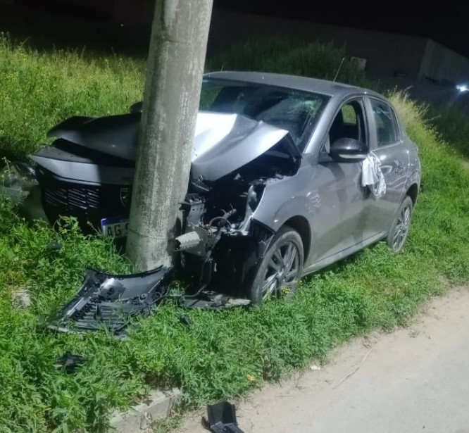 Menor de 16 años destrozó un auto tras chocar contra una columna